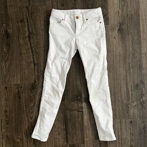 Gap Size 8 Kids White Skinny Jean. Snap Button closure. Never worn. NWOT.